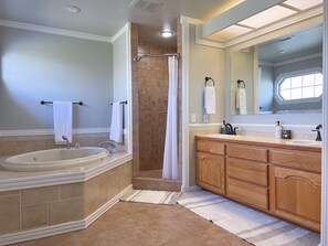 Combined shower/tub, jetted tub, hair dryer, towels - Lakefront Getaway with Game Room and Theater Seating (Moses Lake)