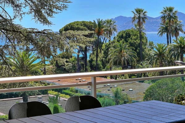 Outdoor dining - 3 pièces, terrasse vue mer et parking A2B232 (Cannes)