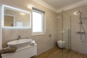 Baignoire, séchoir à cheveux, serviettes fournies, savon