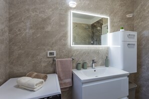 Badewanne, Haartrockner, Handtücher, Seife