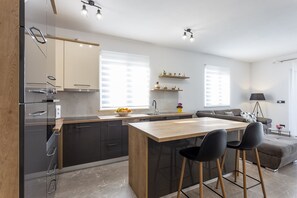 Kühlschrank, Mikrowelle, Ofen, Herdplatte