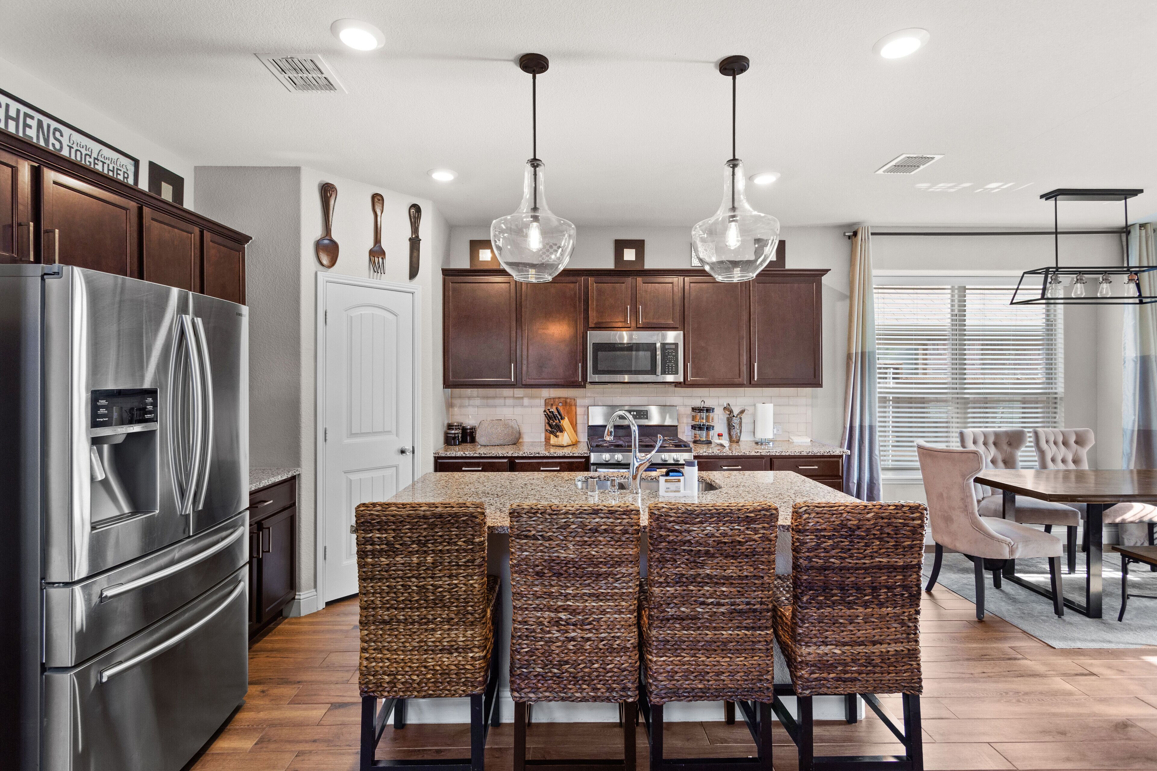 Jääkaappi, mikroaaltouuni, uuni, liesi