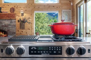 Fridge, microwave, oven, stovetop - Peaceful chalet, 30 min to Glacier NP, views of Flathead Valley, Heaven on Earth (Kalispell)