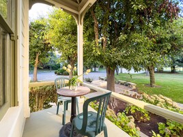 尊荣客房, 2 间卧室, 方便轮椅进入的淋浴, 庭院景观 | 露台