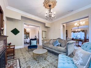 Presidential Room | Living area | 32-inch TV with satellite channels - Chateau Coralini (Salinas)