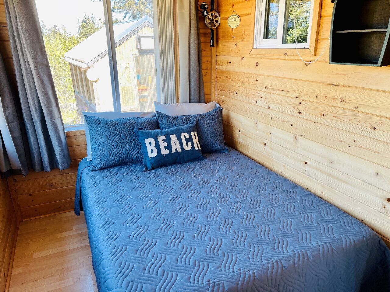 2 bedrooms, travel crib, free WiFi, bed sheets