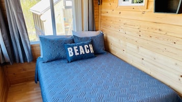 2 bedrooms, travel crib, free WiFi, bed sheets