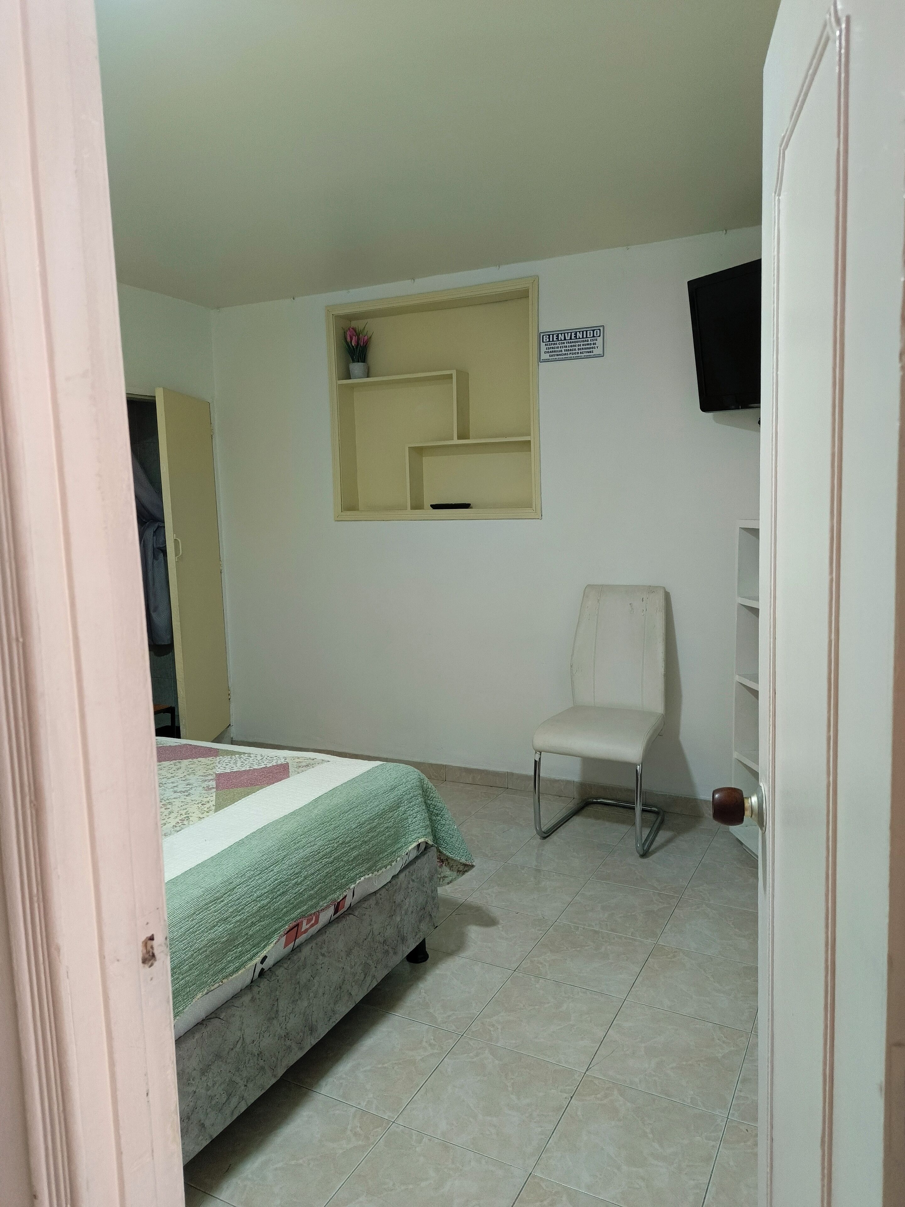 9 quartos, ferros/tábuas de passar roupa, Wi-Fi, roupa de cama