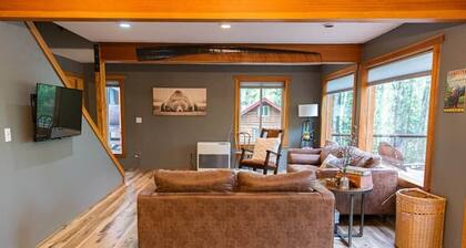 Luxury Lakefront Retreat | Sauna, Dock & Kayaks
