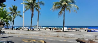 Pitangueiras, center