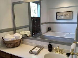 Dusche, Whirlpool, Haartrockner, Handtücher