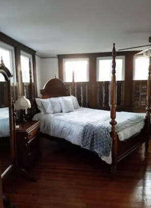 7 Schlafzimmer, Zimmersafe, Schreibtisch, Bügeleisen/Bügelbrett