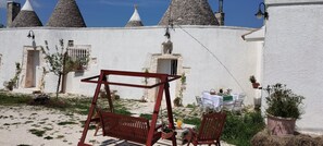 Outdoor dining - Stone trulli in Itria Valley (Martina Franca)
