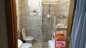 Doccia, asciugacapelli, accappatoio, bidet