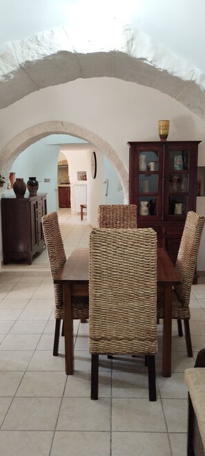 Dining - Stone trulli in Itria Valley (Martina Franca)