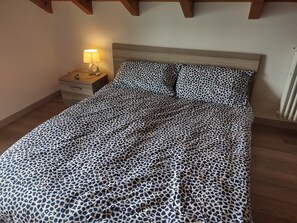 3 bedrooms, iron/ironing board, free WiFi