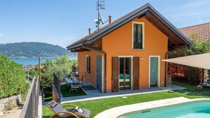 A house with a swimming pool, a patio, and a view of the sea. - Palmito villa with pool in Baveno (Baveno)