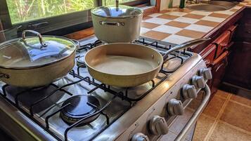 Réfrigérateur, four, batterie de cuisine, vaisselle et ustensiles
