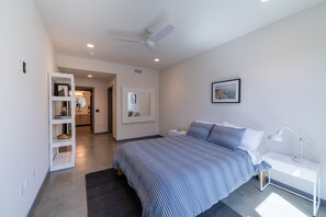 2 Schlafzimmer, Schreibtisch, Bügeleisen/Bügelbrett, Reisekinderbett