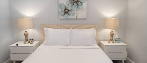 1 slaapkamer, een bureau, een strijkplank/strijkijzer, wifi