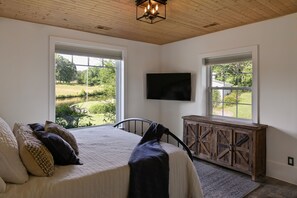 3 dormitoris, planxa i posts de planxar i un bressol de viatge