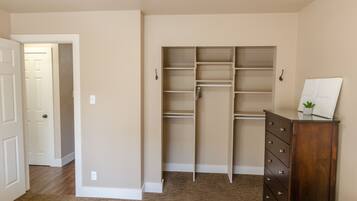 2 makuuhuonetta, silitysrauta/-lauta, ilmainen Wi-Fi, vuodevaatteet