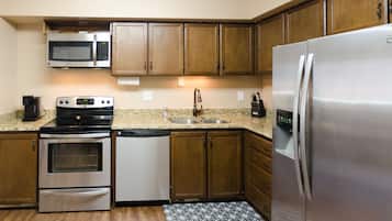 Køleskab, mikrobølgeovn, ovn, kogeplade