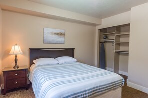 2 bedrooms, iron/ironing board, free WiFi, bed sheets - Updated 2-bedroom condo with pool (Logan)