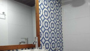 A bathroom with a white sink, wooden countertop, and patterned blue and white tiles. - CA-2 HABITACION CIUDAD ANTIGUA CARTAGENA (Cartagena)