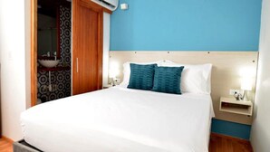 A bedroom with a bed, bedside tables, an air conditioning unit, and a wooden wardrobe. - CA-2 HABITACION CIUDAD ANTIGUA CARTAGENA (Cartagena)