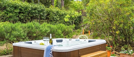 Outdoor spa tub