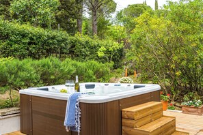 Tina de hidromasaje al aire libre