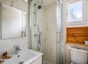 Douche, serviettes fournies