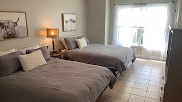 Escrivaninha, ferros/tábuas de passar roupa, Wi-Fi, roupa de cama