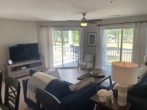 تلفزيون بشاشة مسطحة