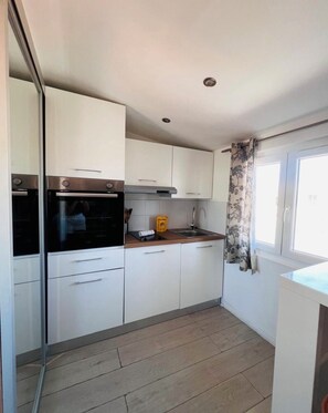 Fridge, microwave, coffee/tea maker, toaster - Studio de la Buffa - Welkeys (Nice)