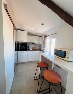Fridge, microwave, coffee/tea maker, toaster - Studio de la Buffa - Welkeys (Nice)