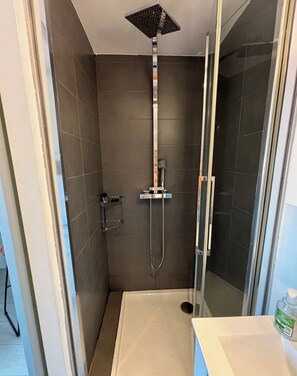 Shower, free toiletries, towels - Studio de la Buffa - Welkeys (Nice)