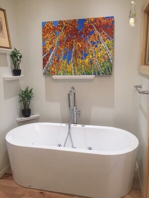 Badewanne, Whirlpool, Haartrockner, HandtĂŒcher