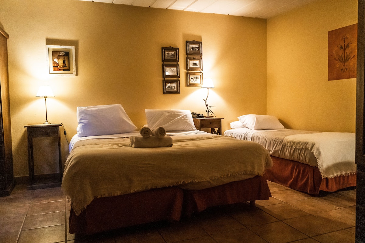 Classic-Vierbettzimmer | Zimmersafe, kostenloses WLAN, Bettwäsche
