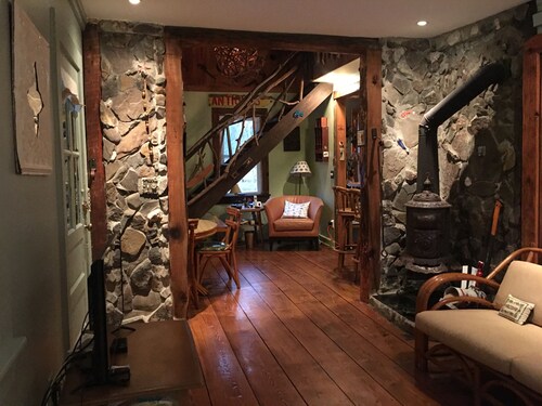 Seasonal Retreat- 60 day minimum-Sticks and Stones "Cottage on the Brook"