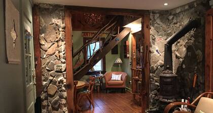 Seasonal Retreat- 60 day minimum-Sticks and Stones "Cottage on the Brook"