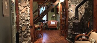 Seasonal Retreat- 60 day minimum-Sticks and Stones "Cottage on the Brook"