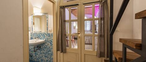 المنشأة من الداخل