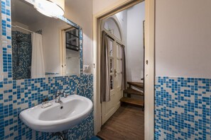 Een bad, een haardroger, handdoeken, shampoo