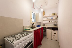 Réfrigérateur, micro-ondes, plaque de cuisson, lave-vaisselle