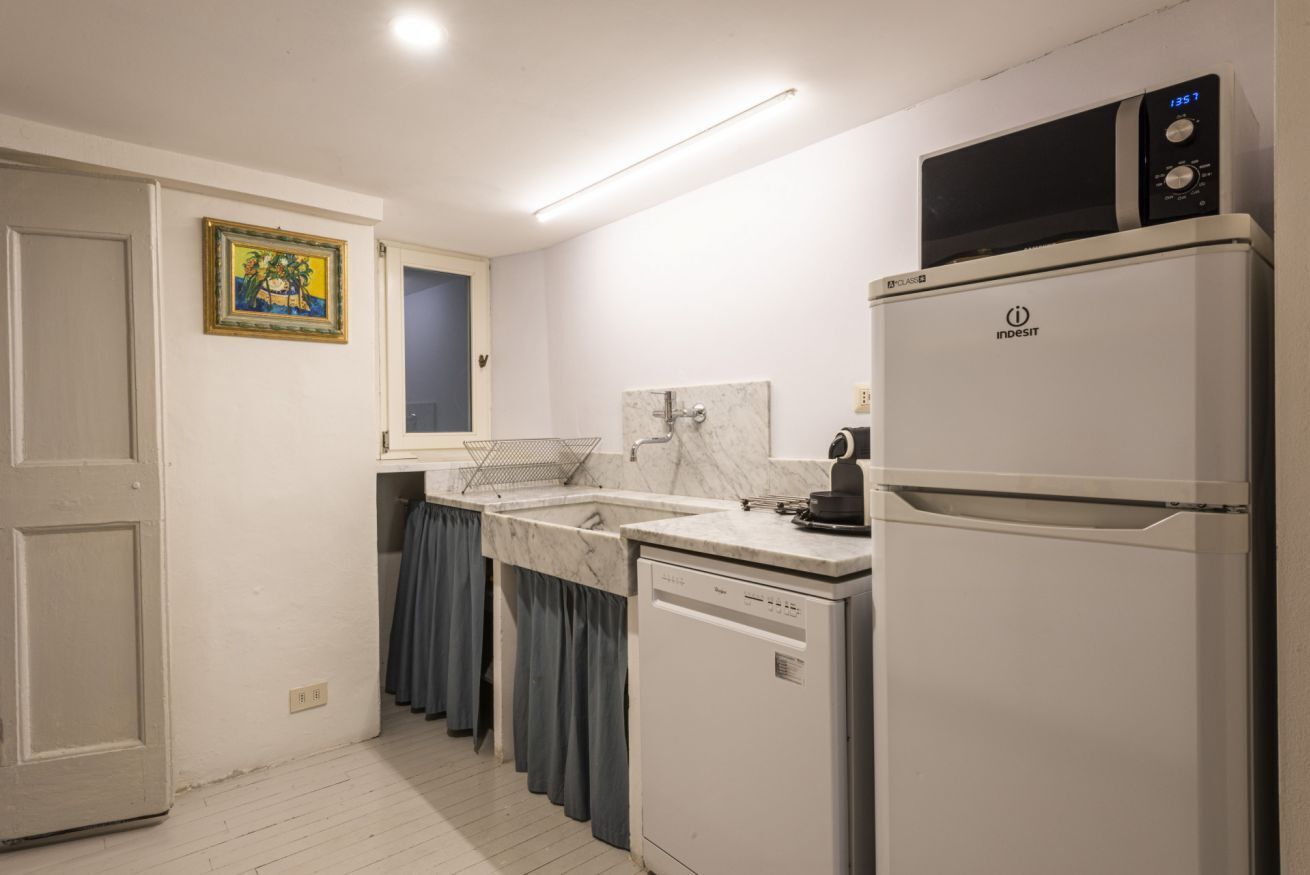 Cafetera y tetera, refrigerador, microondas y parrilla de estufa 