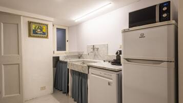 Cafetera y tetera, refrigerador, microondas y parrilla de estufa