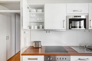 Kjøleskap, mikrobølgeovn, ovn og kokeplater