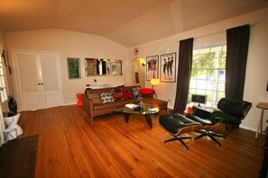 Smart TV, fireplace, video games, table tennis - Retro Cottage Near Beverly Hills, Ucla, Santa Monica (Los Angeles)